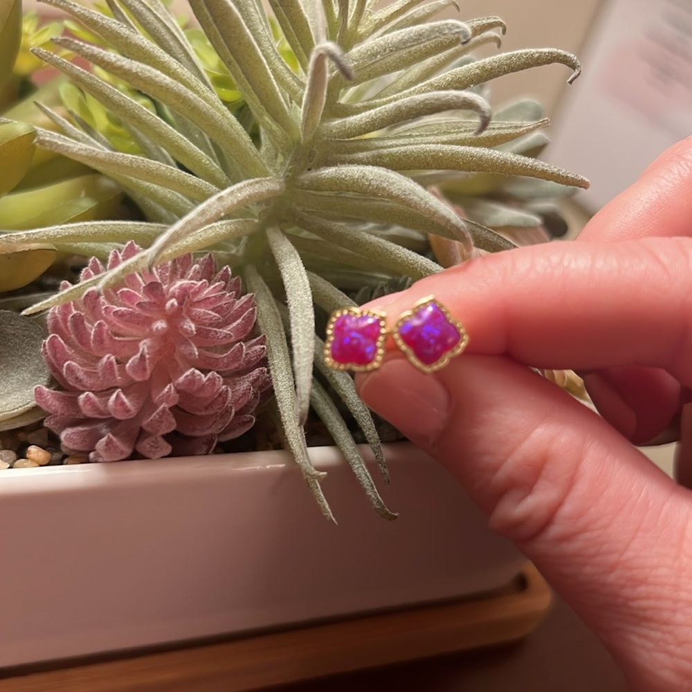 NWOT KENDRA SCOTT MALLORY STUD EARRINGS IN PLUM KYOCERA OPAL
